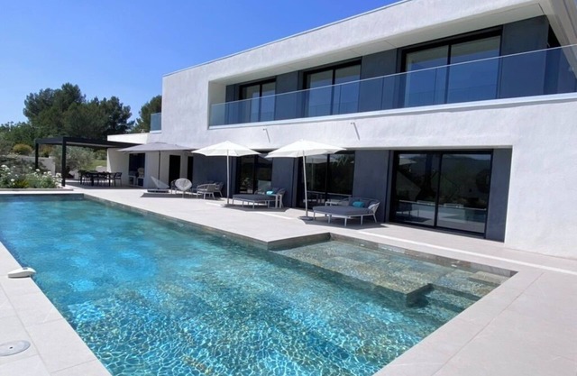 A 5-bedroom modern villa with a 16m-long heated pool in a 2,5 acres land