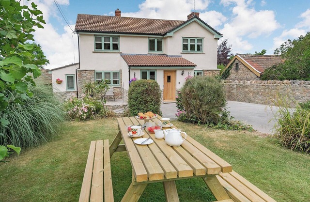 A beautiful home from home in a wonderful location and with a hot tub.