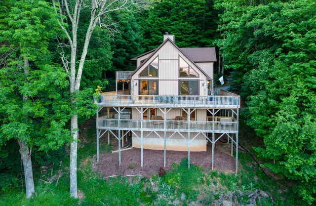 A Big View Great Seven Devils home beautiful decor great views hot tub