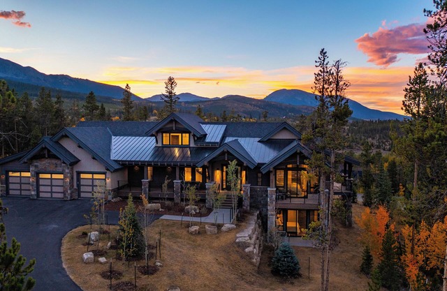 A Breck Escape: 5000sf Luxury Home w/3 Fireplaces, Outdoor Fire Pit & Hot Tub