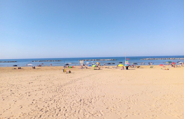 A bright and sunny villa, 10 mins drive from lovely beaches. Beautiful views!