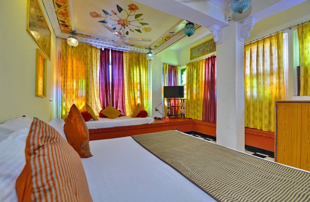 A.C. room with swimming pool (cool,chill, relax)