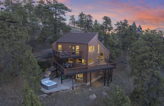 A Cabin in the Clouds: Peaceful Mountain Retreat w/Hot Tub & Spectacular Views!