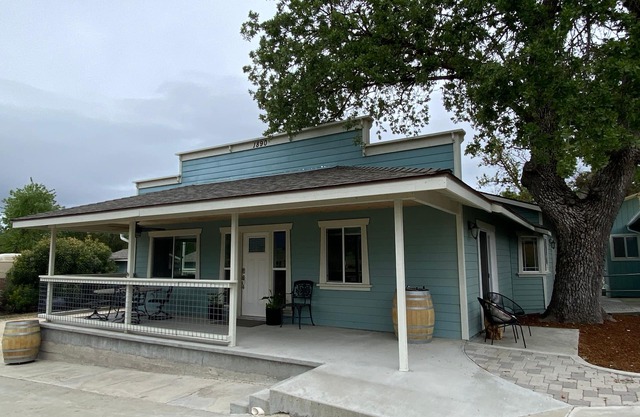A charming country escape. Near wineries, SLO, hiking, and SM Ranch & lake.