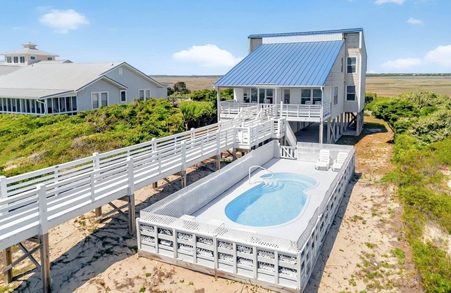 A Coconut Hut on Caswell beach, Ocean front home with heated pool, new walkway to beach