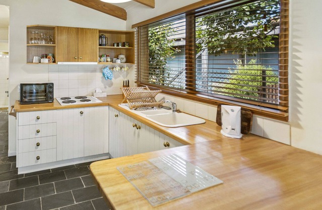 A cosy, pet-friendly holiday home on Raymond Island with fireplace