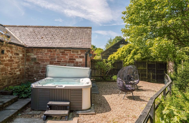 A cottage that sleeps 2 guests in 1 bedroom