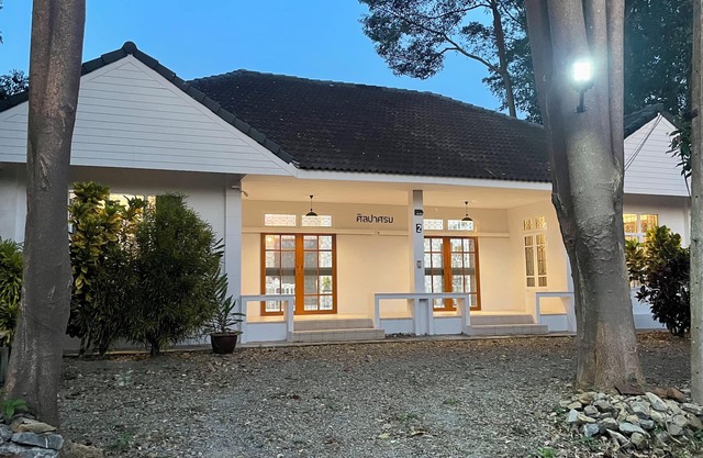 A cozy 4-bedroom house for up to 8 people, near Suratthani Railway Station.
