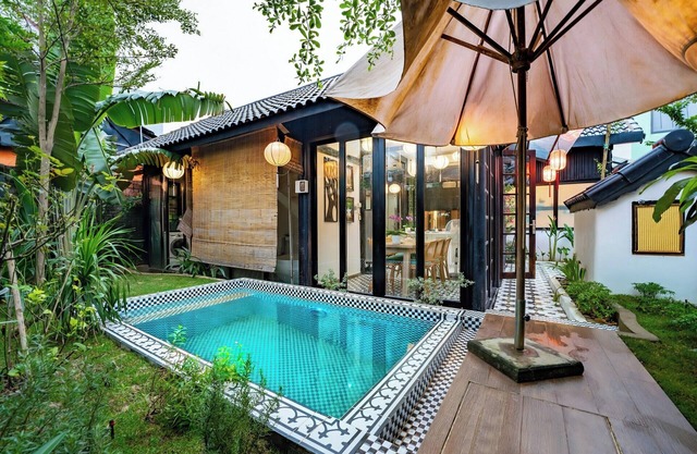 A cozy private villa with a pool and kitchen for couple