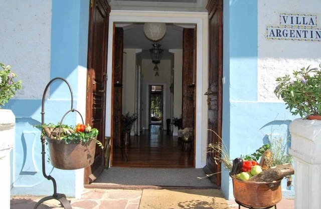 A cozy villa with a private garden to enjoy