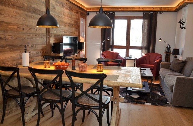 ARC-1950, Luxury 61m2, 2 bed, 2 bath, Mountain view, ski in/out, spa, pool, 5*