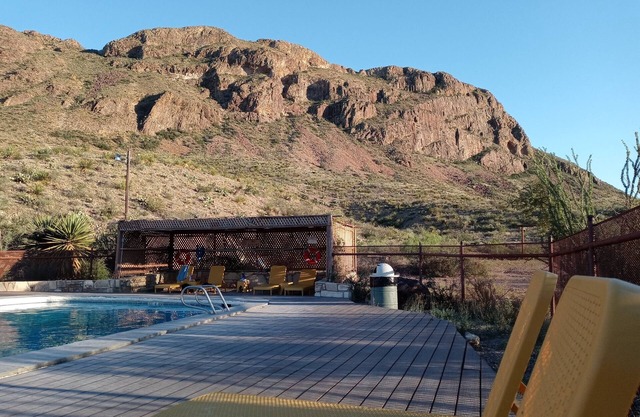 A-Frame desert glamper with pool, wifi, pet-friendly.