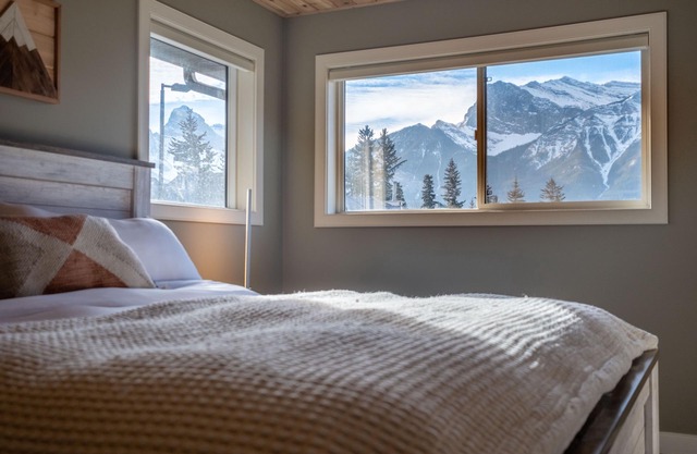 A GORGEOUS DETACHED FAMILY HOME ON THE SUNNY SIDE OF CANMORE!n
