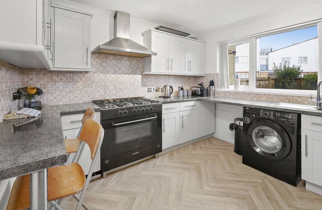 A Great 4 bedroom house in Reading with free parking.
