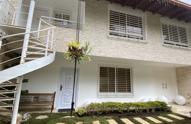 A house with views in Caracas in a safe area I
