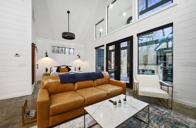 A Little Toasty - Romantic Honeymoon-Style Studio Cabin, Hot Tub, Wine Fridge