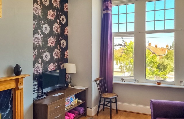 A lovely first floor apartment in a great location, only a 5-minute walk to town and beach.
