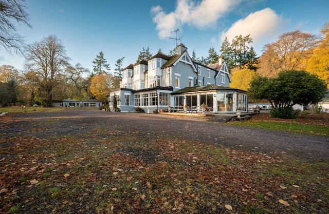 A luxurious Country home- 2 mins drive to Loch Ness (sleeps 28)