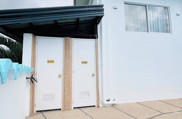 A luxury Apartment features 2 Queen beds,AC’s,shared pool,outdoor kitchen,etc.