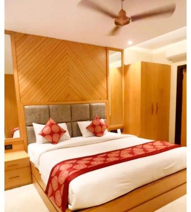 A Luxury Hotel S-A-R-C Palace ! near All Main Places ! Fully Air Conditioned Premium Family Rooms - with Free Wi-Fi, Parking, Restaurant & Room Service Availability