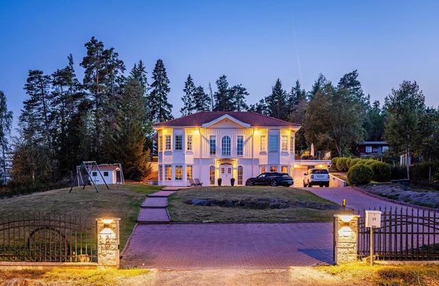 A magical home out of the ordinary with a large plot and fantastic surfaces.