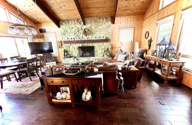 A Mountain Lodge Experience in the Pines and Aspens of Flagstaff!n