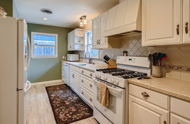 A Must See - 3 bed Home w/ Pool & backyard lounge - Minutes from City Center