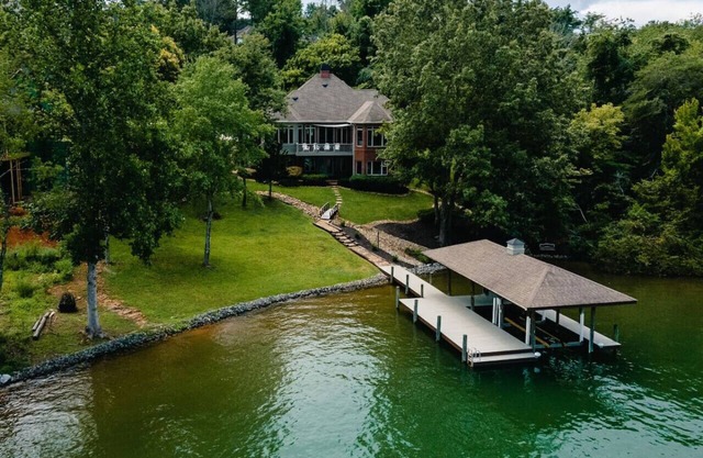 A Pet Friendly Luxury Lakefront Escape