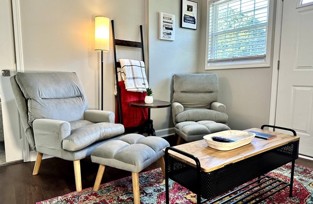 A Piece of Paris (East unit) - 5 min walk to Historic Downtown Newton - Sleeps 6