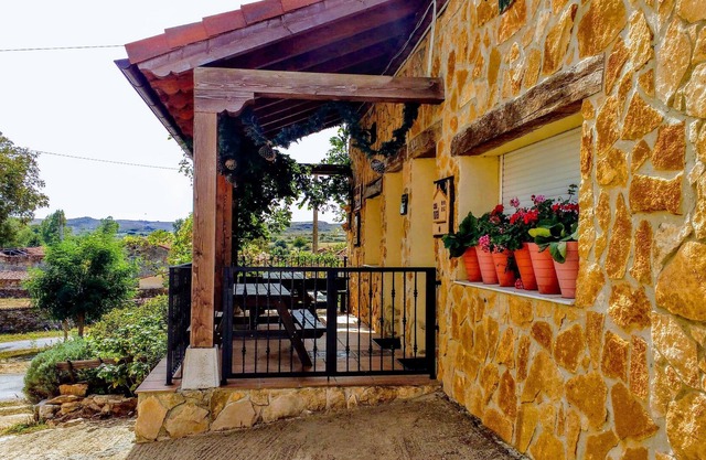 A place of Atlantic meadows and forests, 5 km from the beaches of the Ebro reservoir