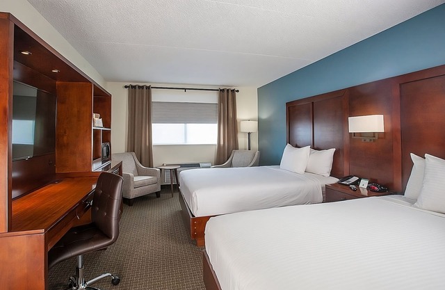 A Place You'll Surely Enjoy! 2 Modern Units, Outdoor Pool, Free Parking, Hot Tub