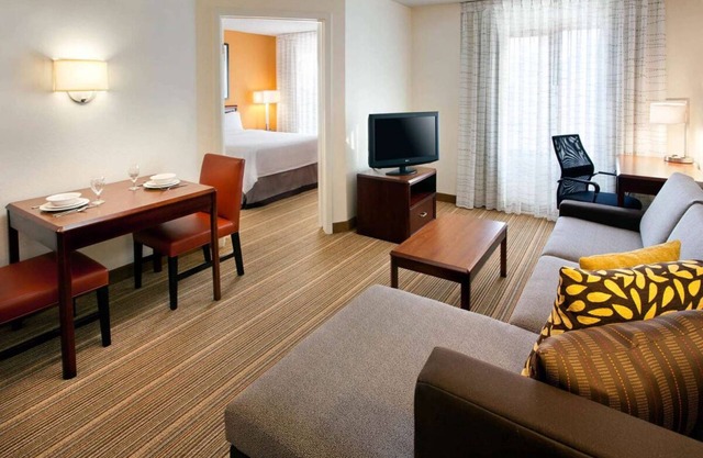 A Place You'll Surely Enjoy! Short Drive to Elmendorf Lake Park, Pet-Friendly