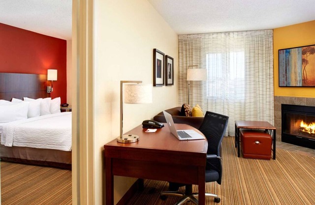 A Place You'll Surely Enjoy! Minutes to Detroit Zoo, Free Breakfast, Parking!