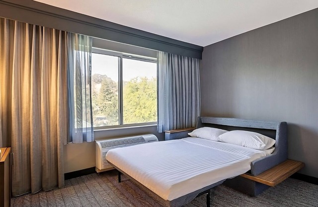 A Place You'll Surely Enjoy! Pet-friendly, Complimentary Parking, Swimming Pool!