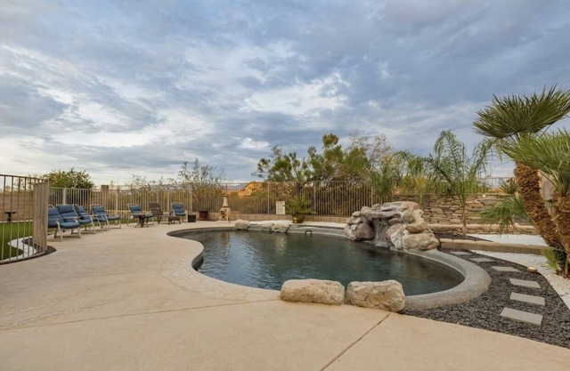 A Real Gem- Your Modern Oasis Awaits! Pool/Indoor Sauna/Work Out Room