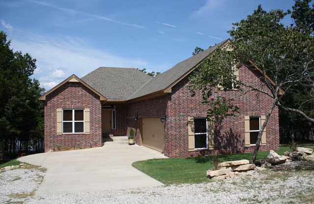 *A Shore Thing * A Gorgeous Lakefront Home Steps Away From Beaver Lake