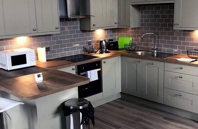 A spacious 1 bedroom in an historic building (3LIT)