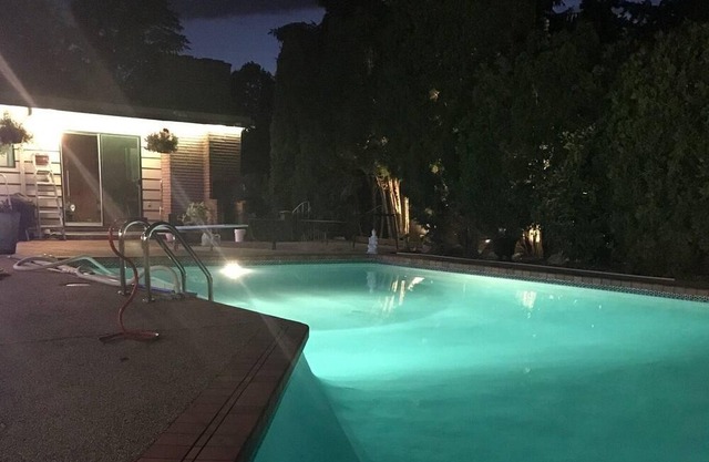 A Spacious 2 Bedroom 2 Queen Beds Sleeps 4 Adults 2 Full Bathrooms in Delta BC