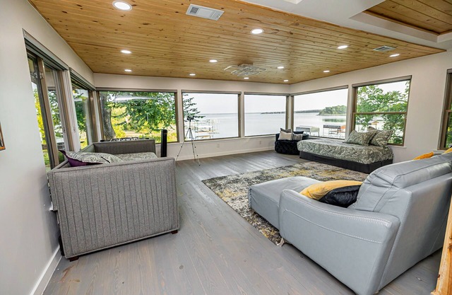 A Spacious Lake House - Access to Lake Beach!