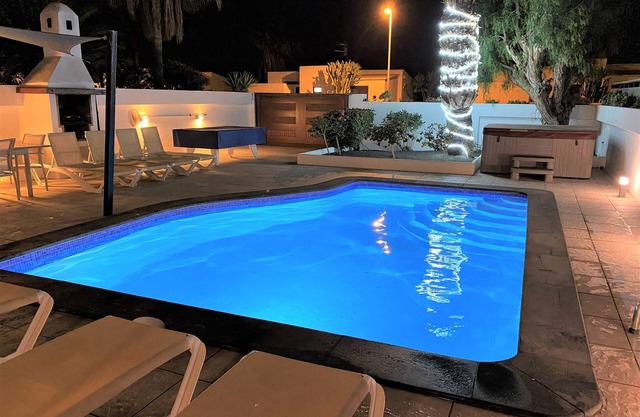 A Stylish 4 Bed/4 Bath Villa In A Prime Location Close To The Sea, Hot Tub, WiFi