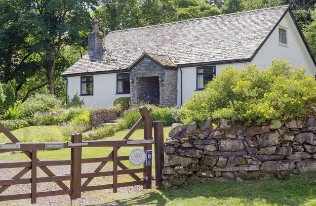 A superior detached spacious cottage in an idyllic, truly rural location.