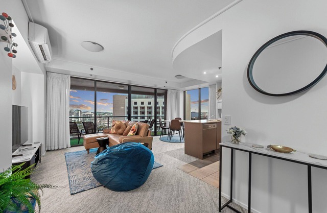 A Touch of Class! 2Bed/2Bath/1Car/Balcony/Views ~ CBD