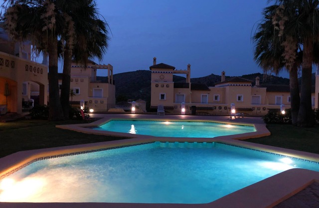 A villa that sleeps 6 guests in 2 bedrooms