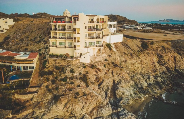 A2. Luxury Condo for 6 + Beachfront + Parking