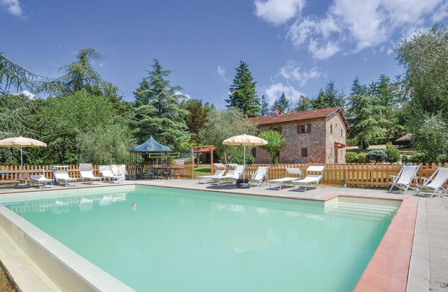 About 2 km from Pratovecchio is located this comfortable country house with pool in a unique panoram