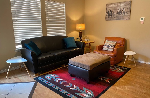 ABQ Uptown Condo near I-40, 2bd/1ba, AC!