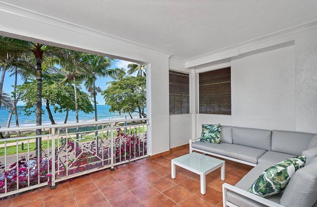 Absolute Beach Front 1 Bedroom Apartment Palm Cove