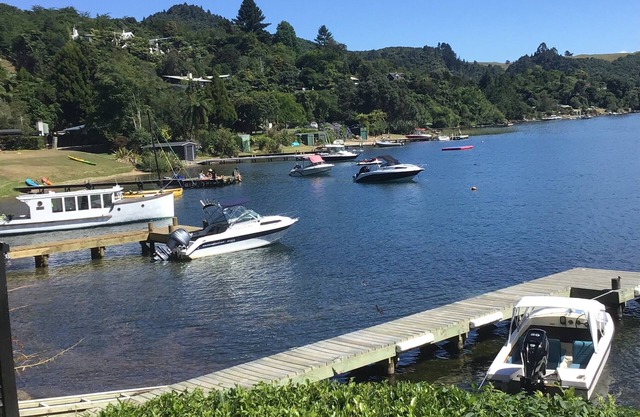Absolute Lake edge, deep water jetty, sep chalet. Catch a trout off the Jetty.