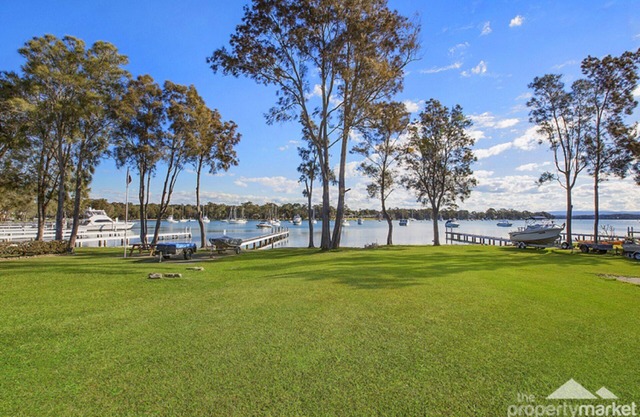 Absolute waterfront house with pool and jetty