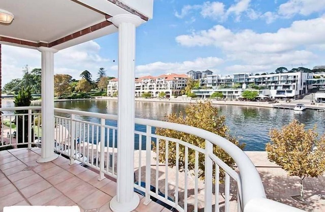 ABSOLUTE WATERFRONT CLOSE TO STADIUM